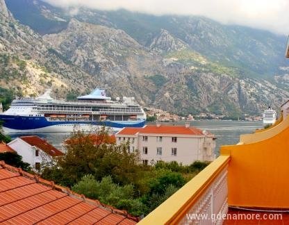 Apartment Jankovic - 90m from the sea, private accommodation in city Prčanj, Montenegro - apt.2 terasa brod